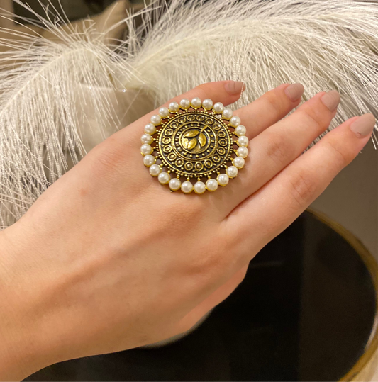 Roop adjustable round antique ring with Pearl border